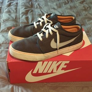 Nike Toki Low TXT Tennis Shoe Sneakers